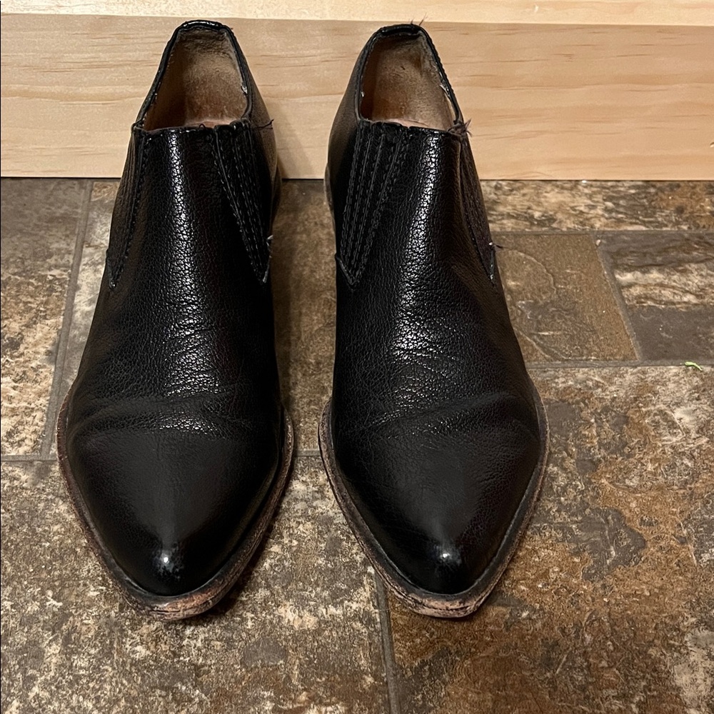 Frye Black LeatherWomen’s western style shoes. Size 6B